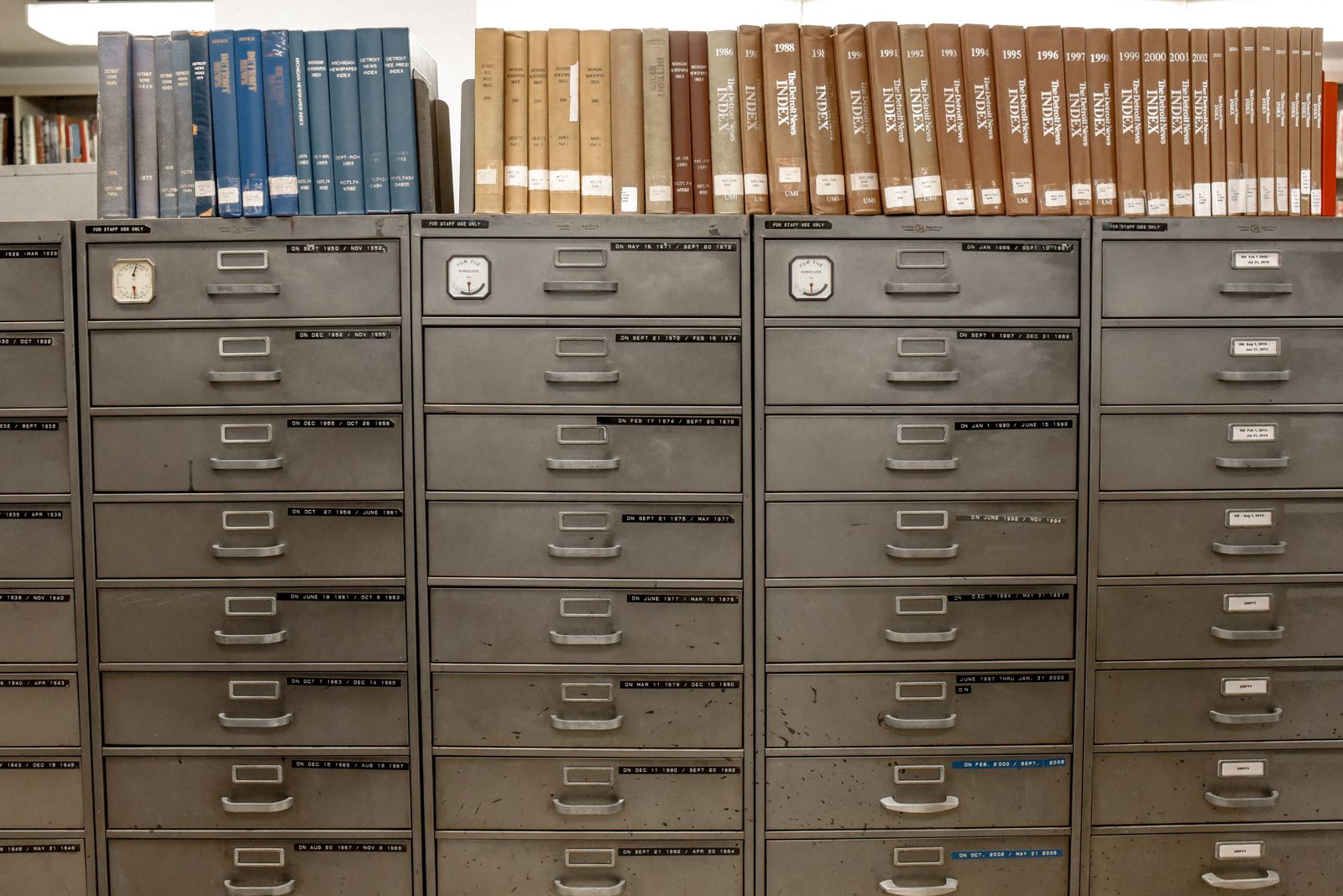 Armoires de classement organisées empilées avec des livres indexés dans un cadre de bibliothèque.